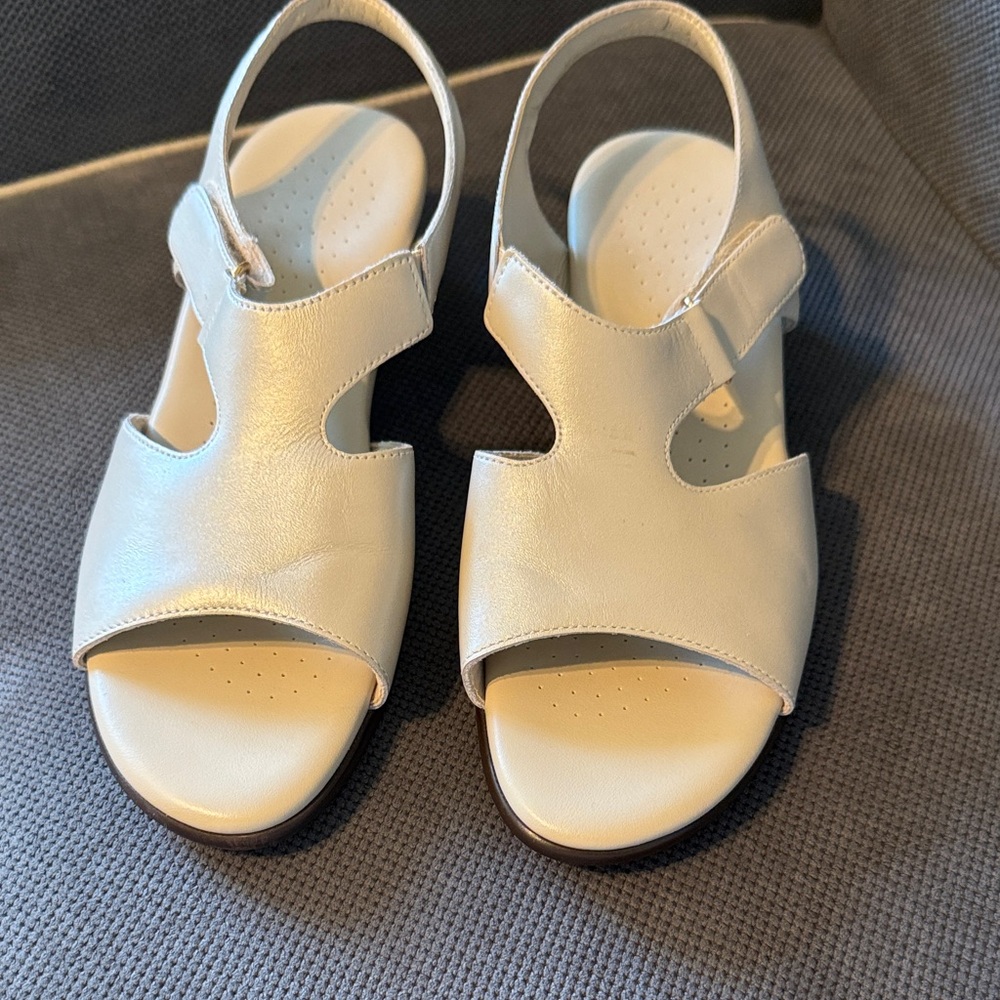 SAS Cream Comfort Sandals EUC